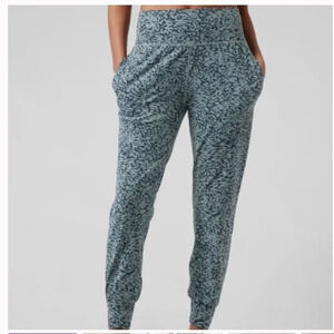 Athleta Salutation Jogger Ocelot Spot Minimalistic Grey Pant W-428 Size M